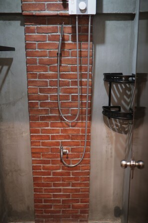 Shower, towels - Cerca Hotel (Boracay Island)