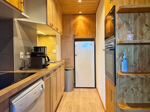 Een koelkast, een microgolfoven, een oven, een vaatwasser