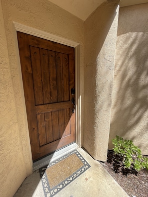 Exterior detail - Newly Renovated Cozy Condo in Sunny La Jolla/UTC-San Diego, Fully Furnished! (San Diego)