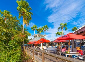 Outdoor dining - U617 Canal and Pool Little Harbor (Ruskin)