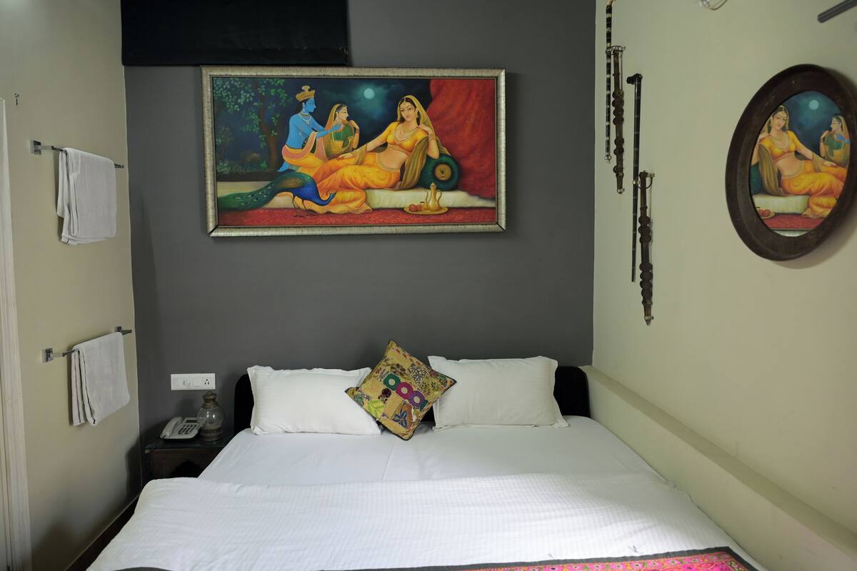 Compact Room | 1 bedroom, free wired internet