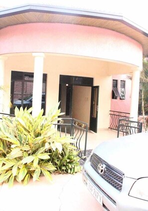 Fachada de la propiedad