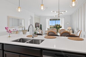 3 bedrooms - Magical Getaway - Super Cute 3BR Apartment (Davenport)