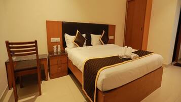 Egyptian cotton sheets, premium bedding, desk, free WiFi