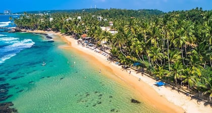 Private villa with a fully equipped kitchen and a dinning. 5min to Hikkaduwa