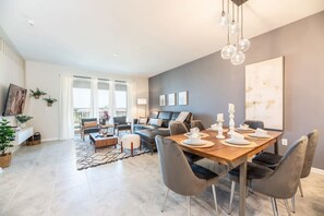House | 3 bedrooms, desk