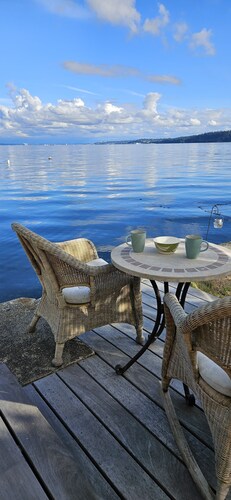 Welcome to your perfect weekend getaway right on the water!