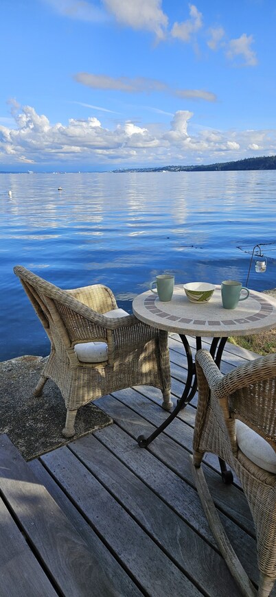 Welcome to your perfect weekend getaway right on the water!