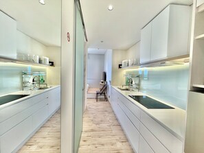 ثلاجة، ميكروويف، غلّاية كهربائية، مستلزمات طهي/أطباق/أوعية