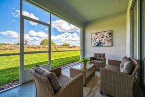 2 bedrooms - Chic Modern Condo With Spacious Layout and Mickey Bedroom (Davenport)