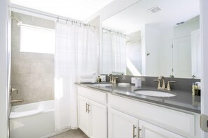 House | Bathroom - Comfy Themed Home Private Pool Prime Location (Davenport)
