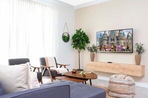 4 bedrooms - Comfy Themed Home Private Pool Prime Location (Davenport)