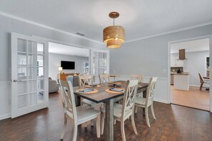Dining - Southern Splash Retreat Poolside Paradise by GSU (Statesboro)