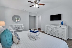 4 bedrooms, desk, iron/ironing board, WiFi - Southern Splash Retreat Poolside Paradise by GSU (Statesboro)