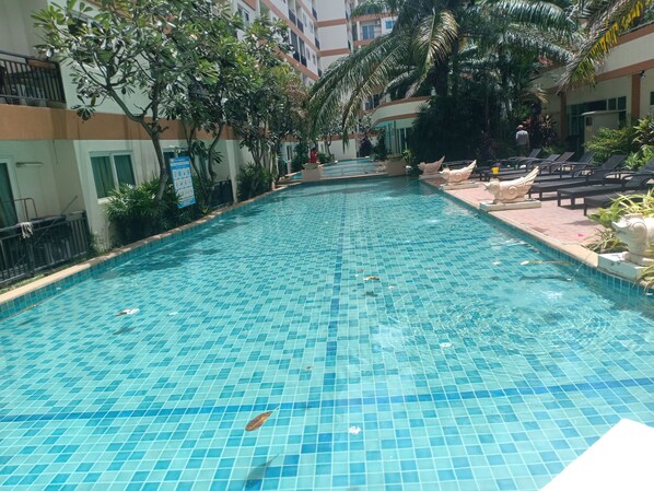 Una piscina al aire libre