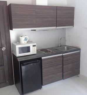 Refrigerador, microondas, tostadora, utensilios de cocina