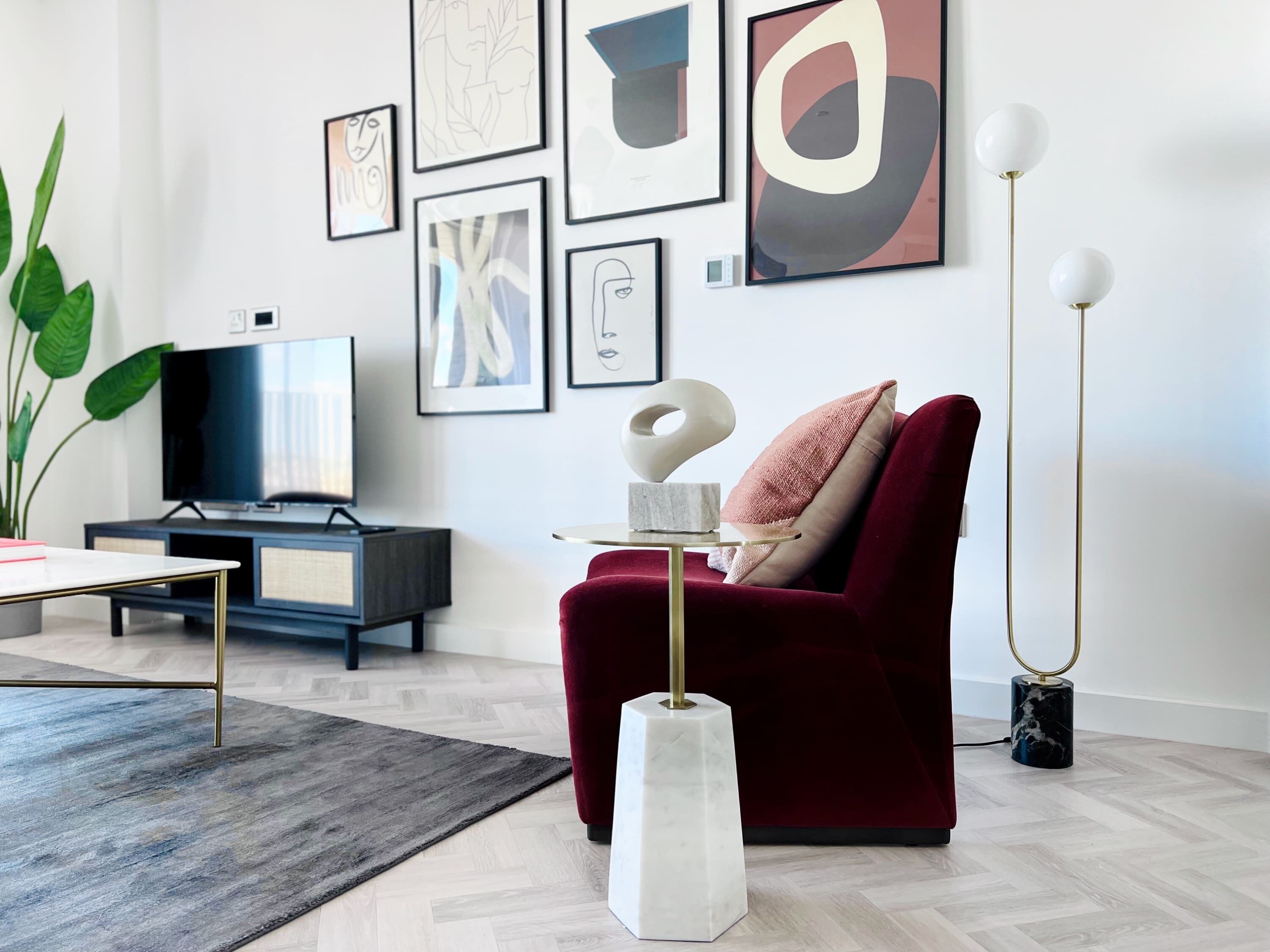 Téléviseur, livres, chaîne audio, bureau