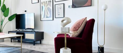 Téléviseur, livres, chaßne audio, bureau