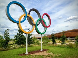 Property grounds - White Elegant Tranquility, Park Side Life (London)