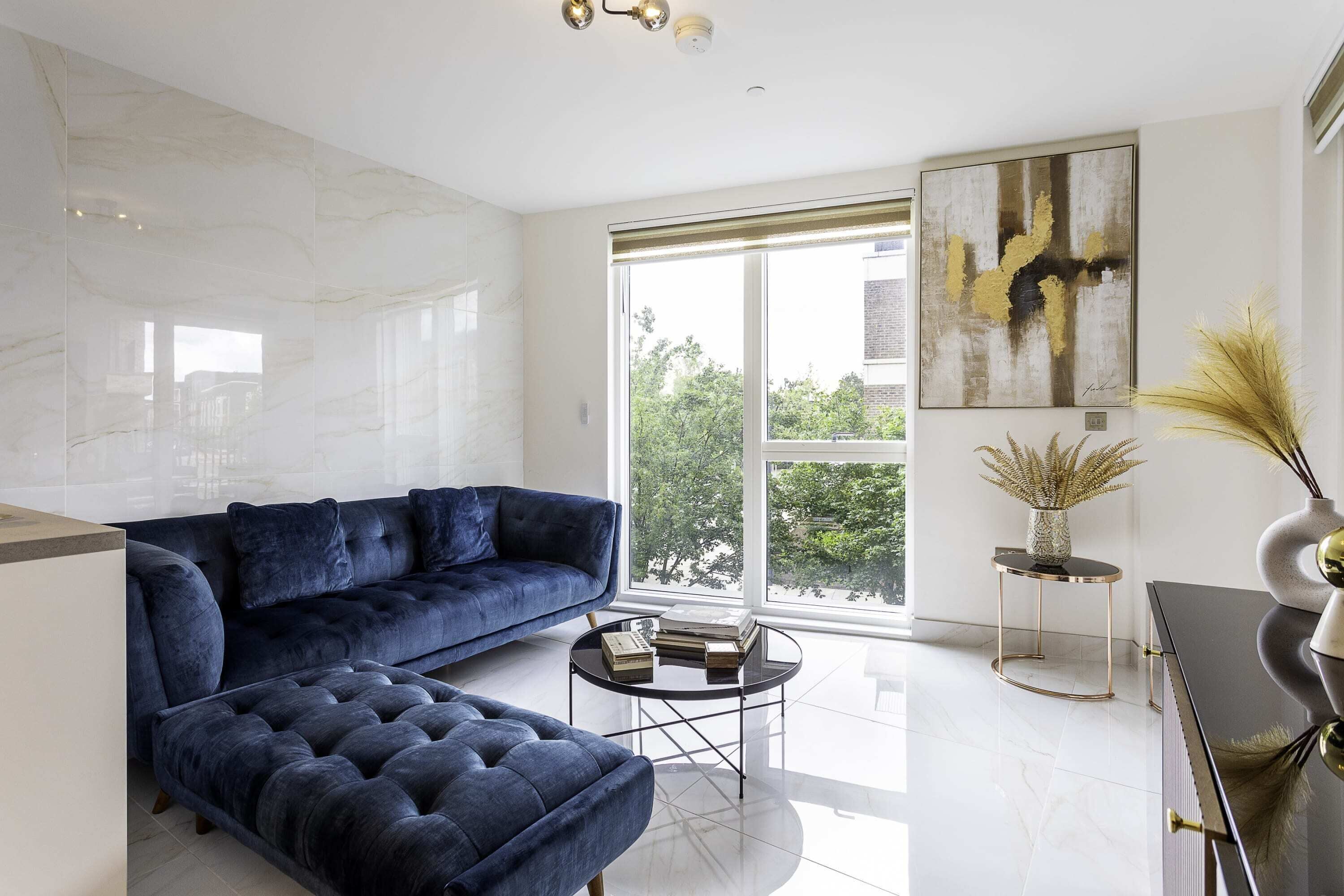 Téléviseur, livres, chaîne audio, bureau