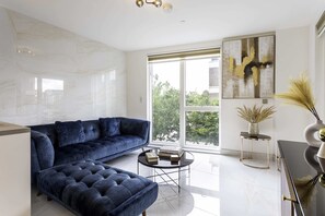 TV, books, stereo, offices - White Elegant Tranquility, Park Side Life (London)