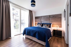 2 Schlafzimmer, Schreibtisch, Bügeleisen/Bügelbrett, Reisekinderbett