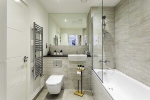Baignoire, séchoir à cheveux, serviettes fournies