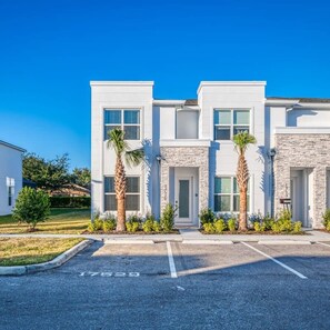 Villa | 4 bedrooms - Spacious New Modern Retreat (Clermont)