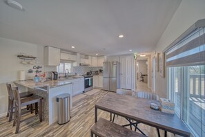 Fridge, microwave, oven, stovetop - Million Dollar View close to Death Valley and remote for Perfect Stargazing (Amargosa Valley)