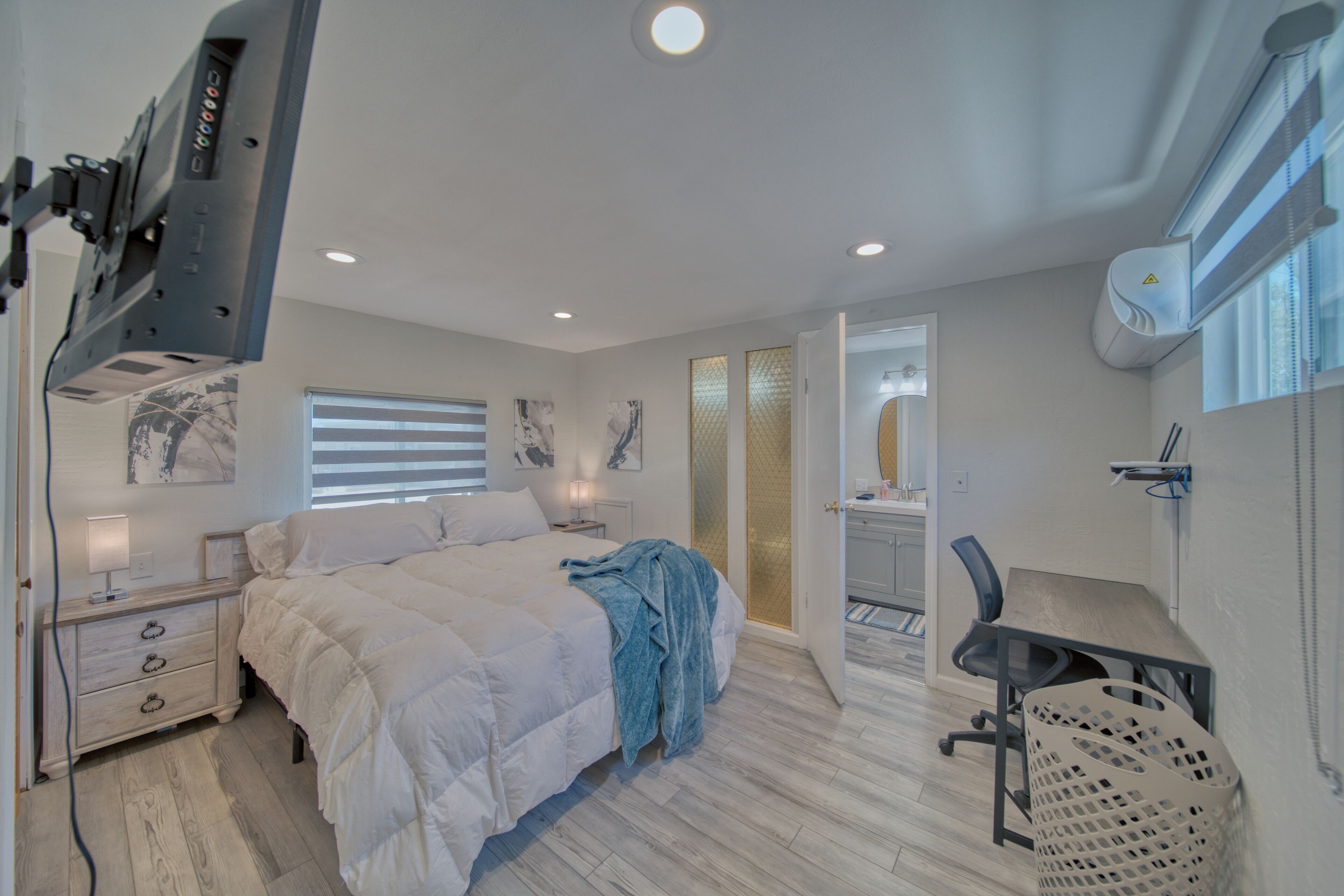 2 habitaciones, escritorio y tabla de planchar con plancha 