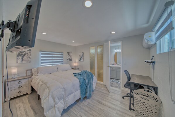 2 bedrooms, desk, iron/ironing board, travel crib - Million Dollar View close to Death Valley and remote for Perfect Stargazing (Amargosa Valley)