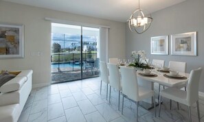 House | 8 bedrooms - Getaway Delight-8 Bedrooms Pool Great Location (Davenport)