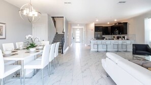 8 bedrooms - Getaway Delight-8 Bedrooms Pool Great Location (Davenport)