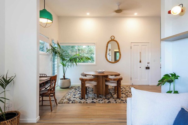 Dining - Sunset Cottage - Oceanstays- Pet Friendly (Yamba)