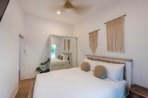1 bedroom, desk, iron/ironing board, WiFi - Sunset Cottage - Oceanstays- Pet Friendly (Yamba)