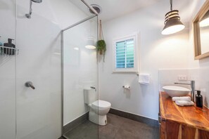 Shower, hair dryer, towels - Sunset Cottage - Oceanstays- Pet Friendly (Yamba)