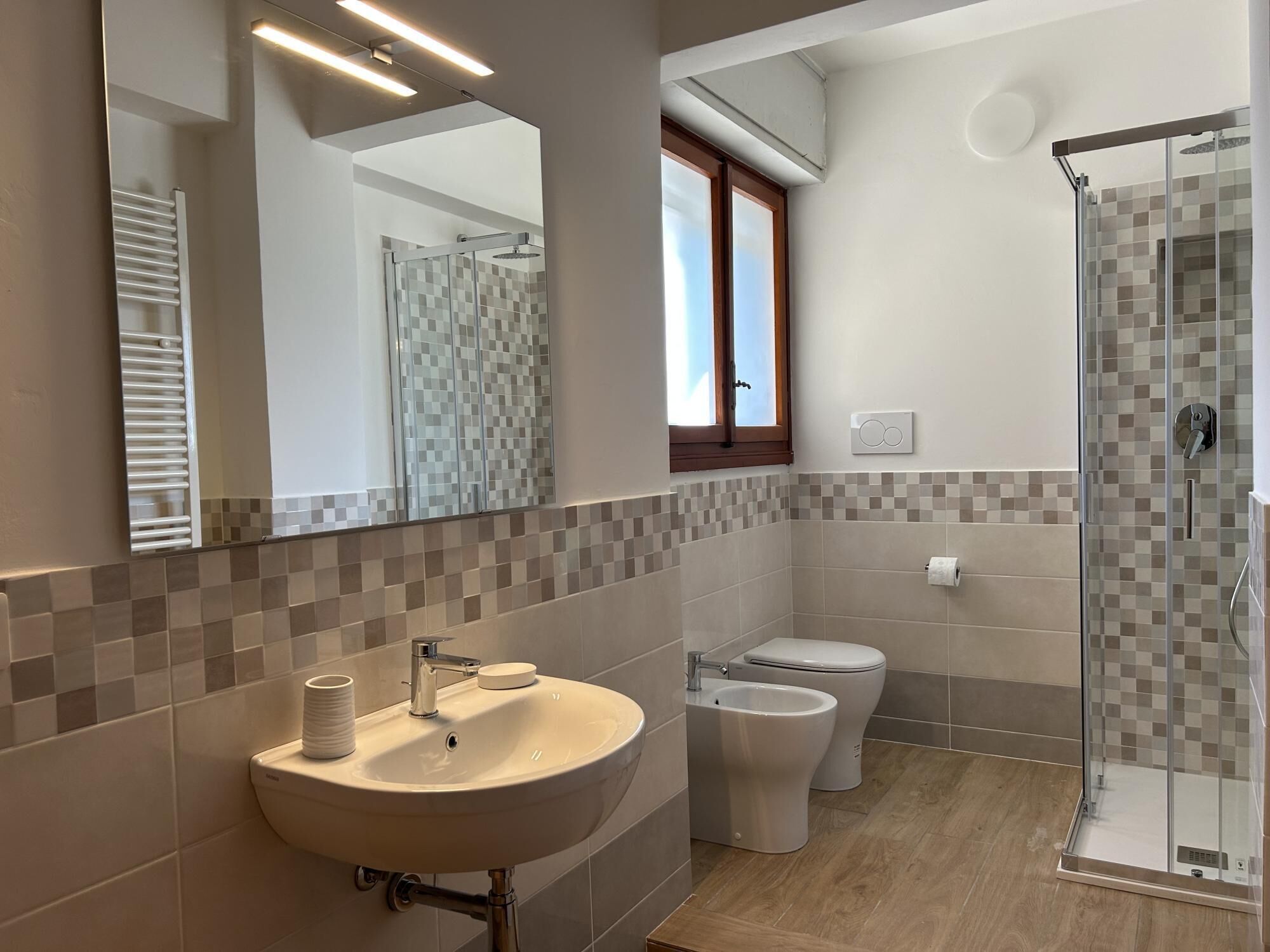 Ein modernes Badezimmer mit Waschbecken, Toilette und Dusche.