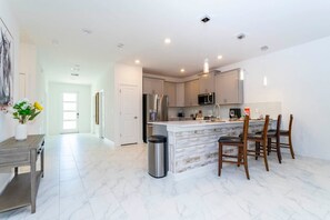 House | 9 bedrooms - Super Nice and Spacious 9bdr Home (Davenport)