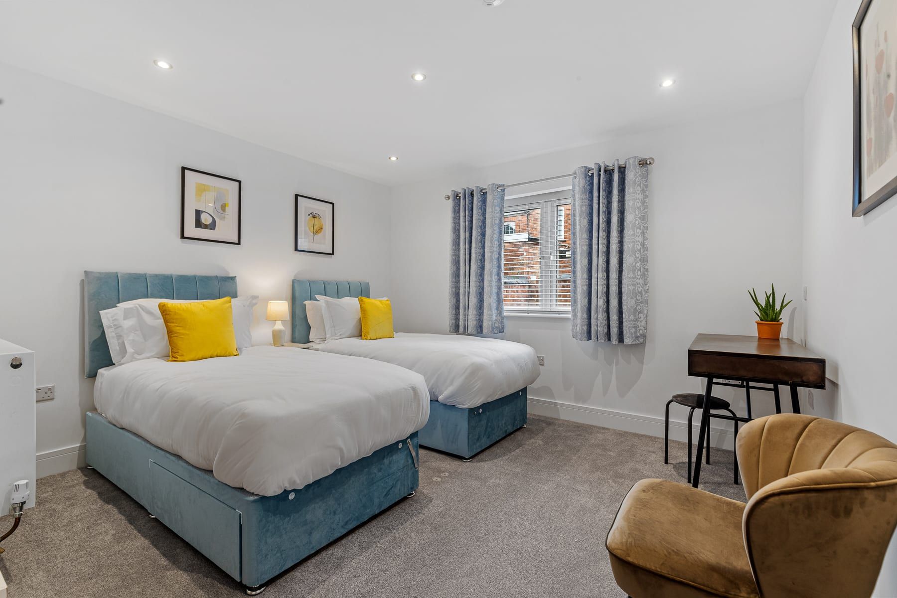 2 bedrooms, desk, iron/ironing board, WiFi
