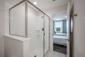 Bathtub, hair dryer, towels - Champions Gate 8BR Villa-Pool, Game Room, Theater (Four Corners)