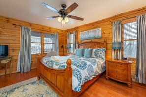 4 bedrooms, iron/ironing board, travel cot, WiFi - Views on 2 Decks~Pool Table~Hot Tub~Near Asheville (Mars Hill)