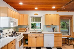 ثلاجة، ميكروويف، فرن، موقد طهي مسطح