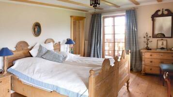 8 slaapkamers, een bureau, een strijkplank/strijkijzer, wifi