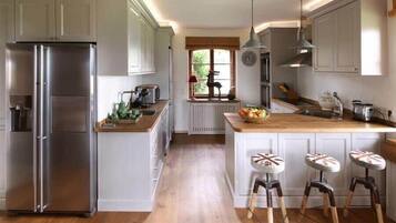 Frigorifero, microonde, forno, piano cottura