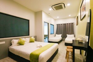 Family Suite | Desk, free WiFi, bed sheets - Travelland Hotel (Ipoh)