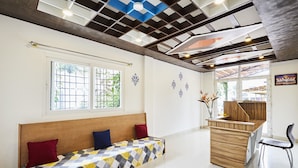 Una habitación moderna con un banco de madera, un escritorio y una silla.