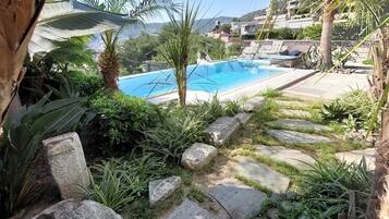 Una piscina al aire libre