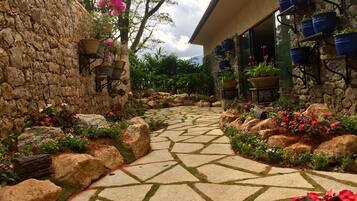 Vista frontal de la propiedad