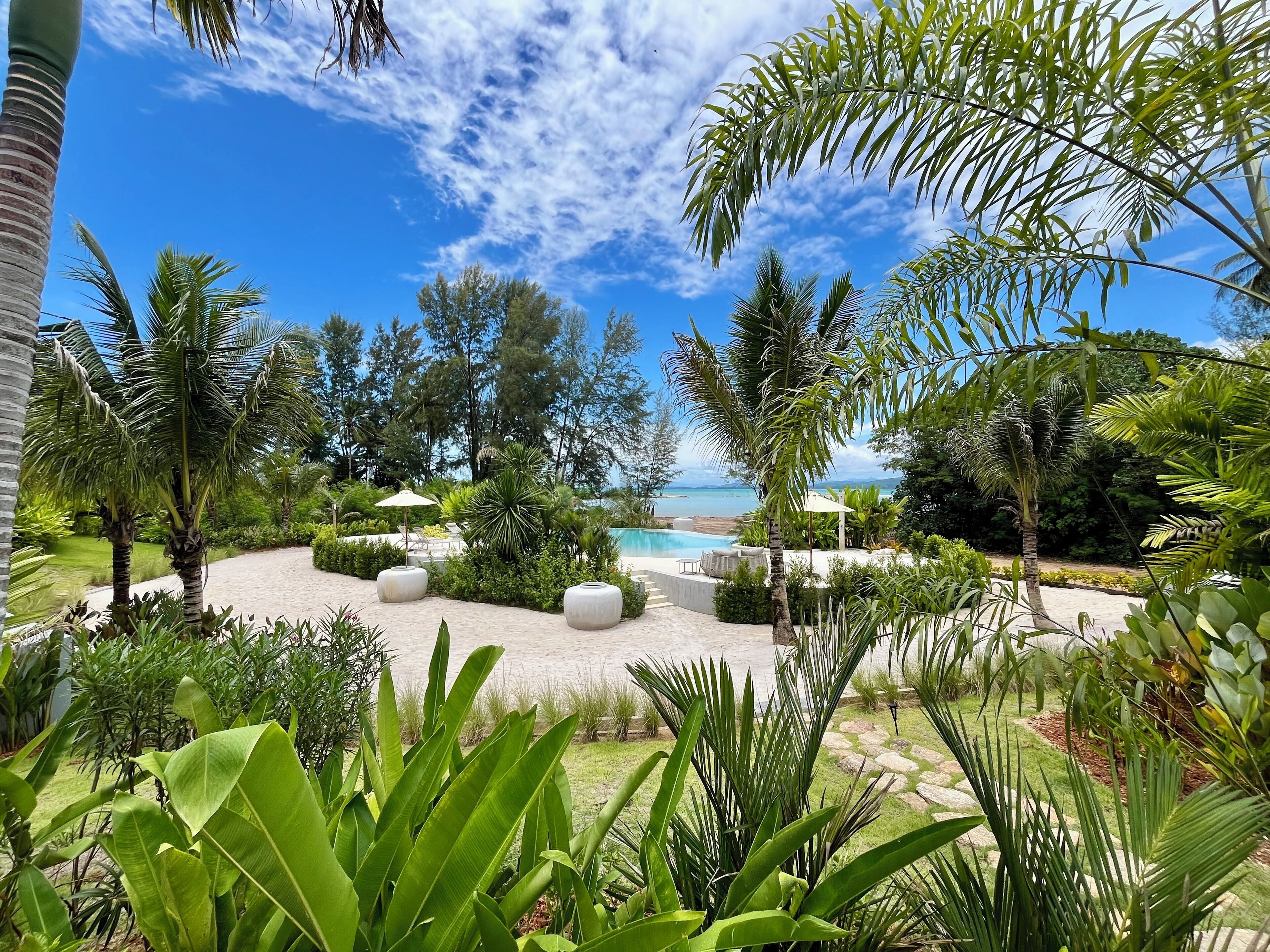 สระว่ายน้ำกลางแจ้ง, ร่มริมสระว่ายน้ำ, เก้าอี้อาบแดดริมสระ