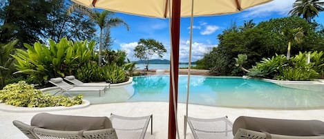 Piscine extérieure, parasols de plage, chaises longues